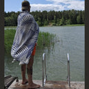 Jättipyyhe vai sisustusviltti  – Sininen viltti terassille ja piknikille (140x170 cm) - Monikäyttöinen ja kevyt pyyhe toimii reissukumppanina ja kodin sekä terassin sisustamiseen.