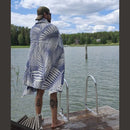 Jättipyyhe vai sisustusviltti  – Sininen viltti terassille ja piknikille (140x170 cm) - Monikäyttöinen ja kevyt pyyhe toimii reissukumppanina ja kodin sekä terassin sisustamiseen.