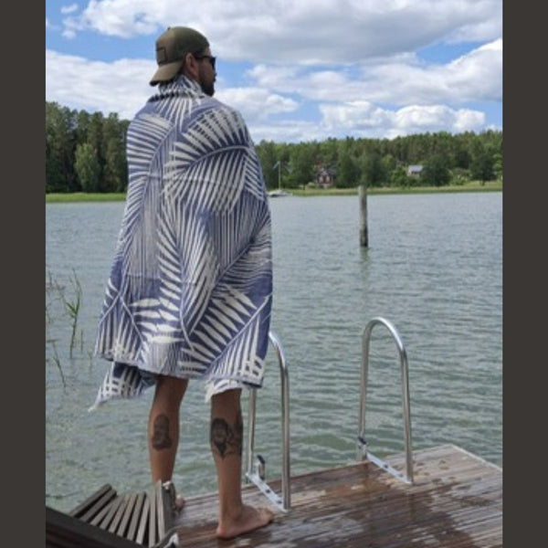 Jättipyyhe vai sisustusviltti  – Sininen viltti terassille ja piknikille (140x170 cm) - Monikäyttöinen ja kevyt pyyhe toimii reissukumppanina ja kodin sekä terassin sisustamiseen.