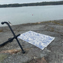 Jättipyyhe vai sisustusviltti  – Sininen viltti terassille ja piknikille (140x170 cm) - Monikäyttöinen ja kevyt pyyhe toimii reissukumppanina ja kodin sekä terassin sisustamiseen.