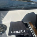 Terassille keittiöpyyhe / pikkupyyhe valkoisella tekstillä (kesäkeittiöön, mökille, veneelle, asuntoautoon/asuntovaunuun)