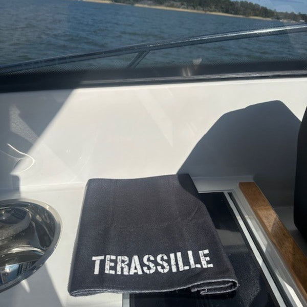 Terassille kesäkeittiöpyyhe / pikkupyyhe valkoisella tekstillä (kesäkeittiöön, mökille, veneelle, asuntoautoon/asuntovaunuun)