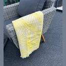 Jättipyyhe vai sisustusviltti  – Keltainen viltti terassille ja piknikille (140x170 cm) - Monikäyttöinen ja kevyt pyyhe toimii reissukumppanina ja kodin sekä terassin sisustamiseen.