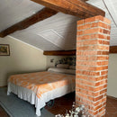 Jättipyyhe vai sisustusviltti  – Oranssi viltti terassille ja piknikille (140x170 cm) - Monikäyttöinen ja kevyt pyyhe toimii reissukumppanina ja kodin sekä terassin sisustamiseen.