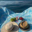 Jättipyyhe vai sisustusviltti  – Turkoosi viltti terassille (140x170 cm) - Monikäyttöinen ja kevyt pyyhe toimii reissukumppanina ja kodin sekä terassin sisustamiseen.