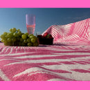 Jättipyyhe vai sisustusviltti  – Pinkki viltti terassille ja piknikille (140x170 cm) - Monikäyttöinen ja kevyt pyyhe toimii reissukumppanina ja kodin sekä terassin sisustamiseen.