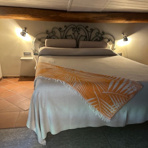 Toscana Jättipyyhe / rantapyyhe / torkkupeitto – Oranssi viltti terassille ja piknikille (140x170 cm) - Monikäyttöinen ja kevyt pyyhe toimii reissukumppanina ja kodin sekä terassin sisustamiseen.