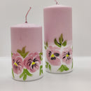 Jadeco Living - sisustuskynttilä orvokki 12 cm (5 väriä)